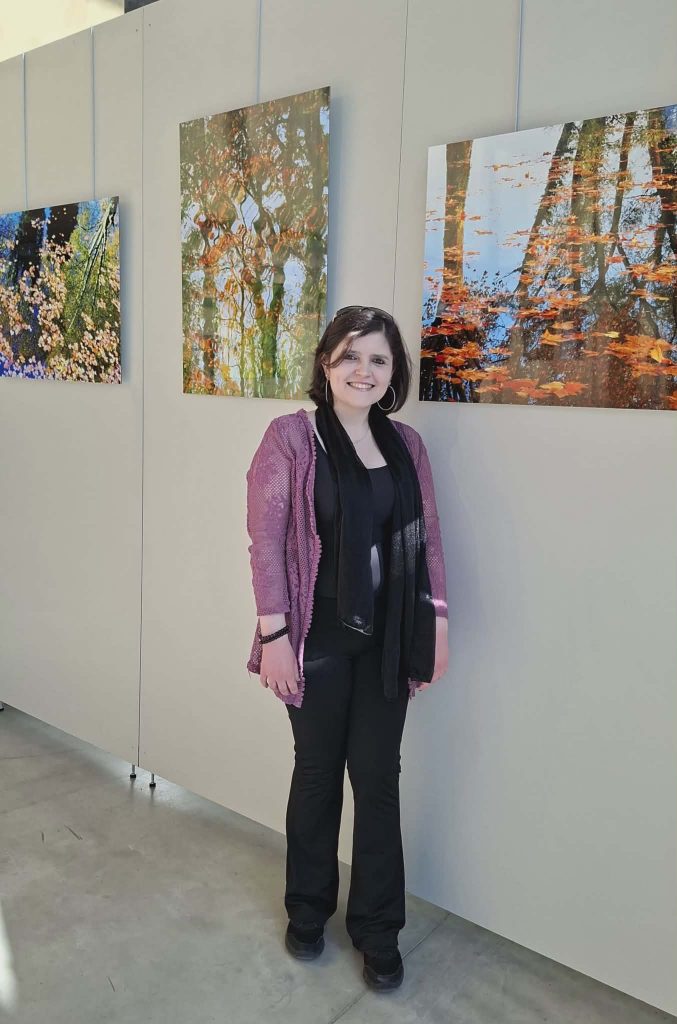 Lucie devant ses oeuvres